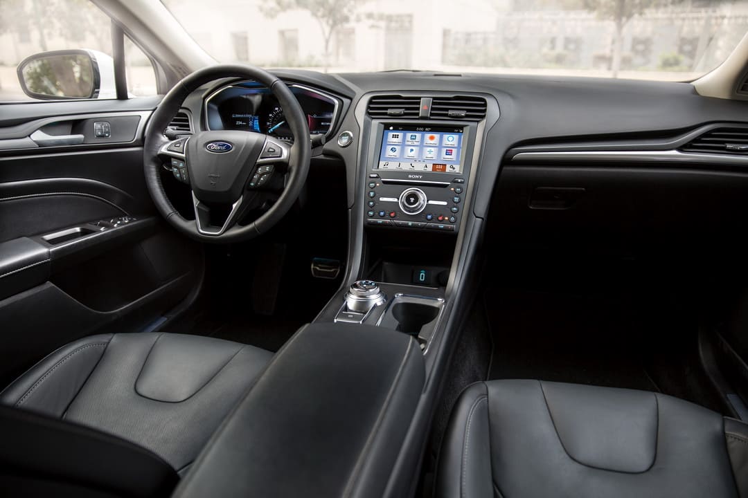 Интерьер салона автомобиля Ford Fusion '2019–20 торпедо