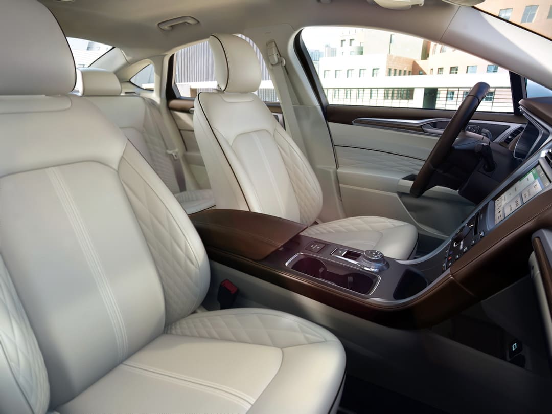 Интерьер салона автомобиля Ford Fusion Titanium '2017–18 передние сиденья