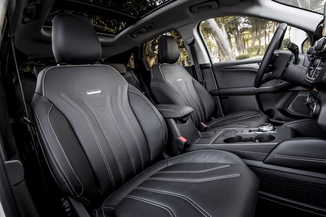 Интерьер салона автомобиля Ford Kuga Vignale '2020-н.в. - передние сиденья