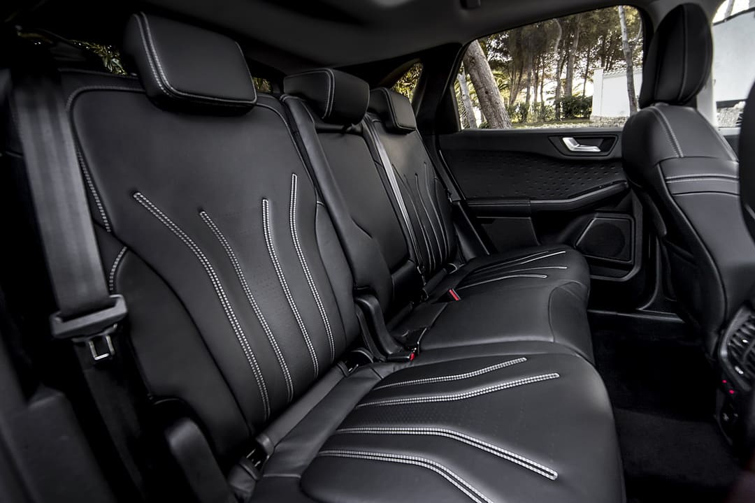 Интерьер салона автомобиля Ford Kuga Vignale '2020-н.в. - задние сиденья