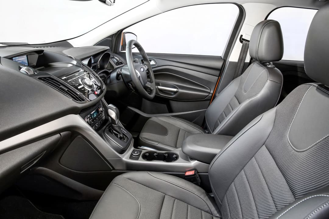 Интерьер салона автомобиля Ford Kuga '2013–16 - передний ряд сидений