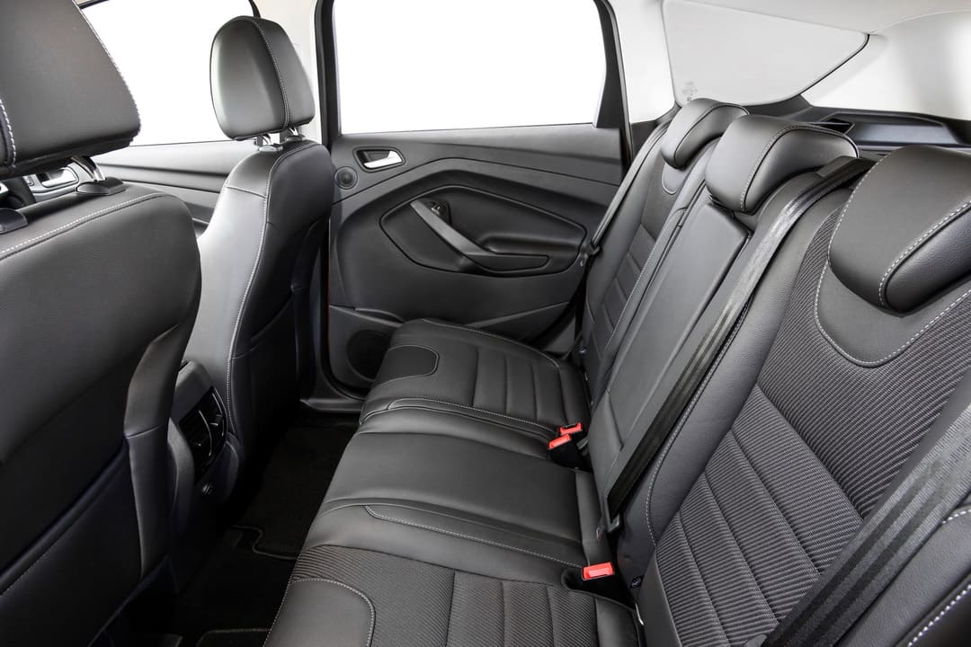 Интерьере салона автомобиля Ford Kuga '2013–16 - задний ряд сидений