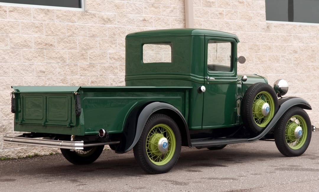 Ford V8 Closed Cab Pickup '1932 вид сзади