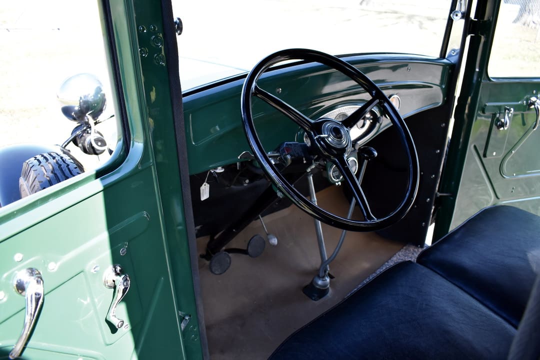 Интерьер салона пикапа Ford V8 Closed Cab Pickup '1932