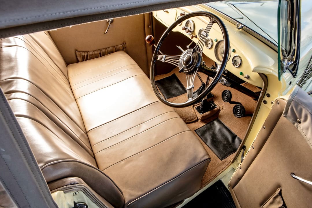 Интерьер салона ретро автомобиля Ford V8 Deluxe Phaeton RHD (68-750) '1936 - передние сиденья