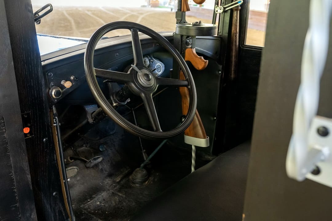 Внутри кабины старинного автомобиля Ford Model A 'Paddy Wagon' '1931