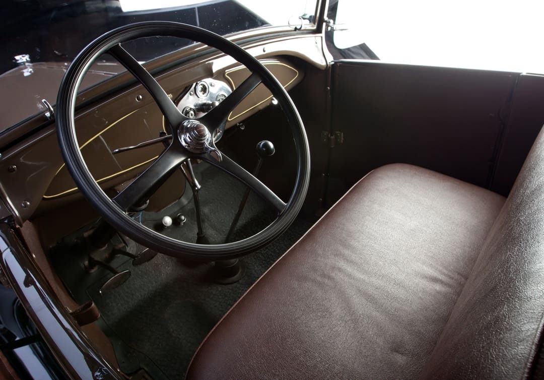 Интерьер кабины старинного пикапа Ford Model A Roadster Pickup (76A-78A) '1927–29