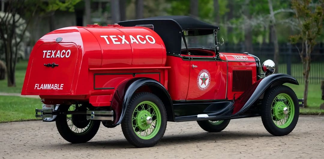 ретро бензовоз Ford Model A Roadster Pickup '1930 вид сбоку