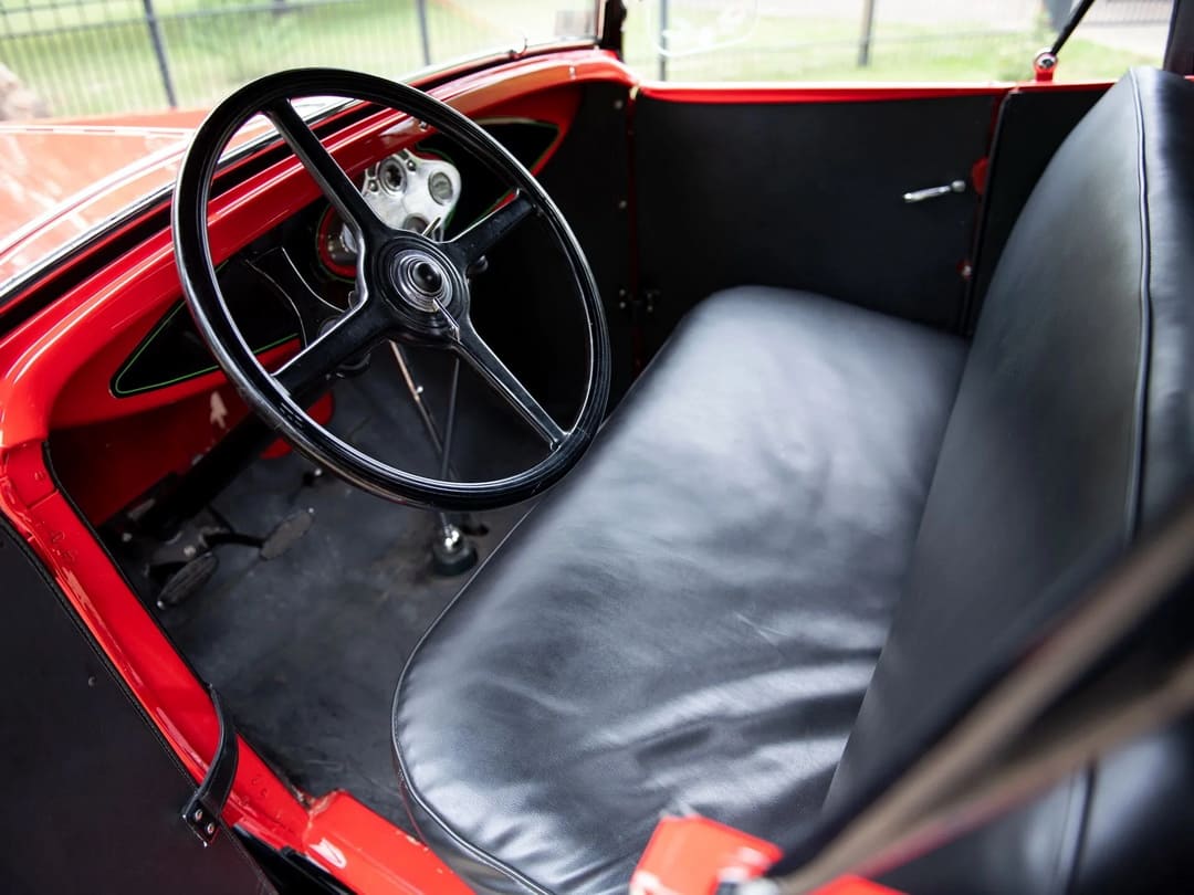 Интерьер кабины старинного пикапа Ford Model A Roadster Pickup '1930
