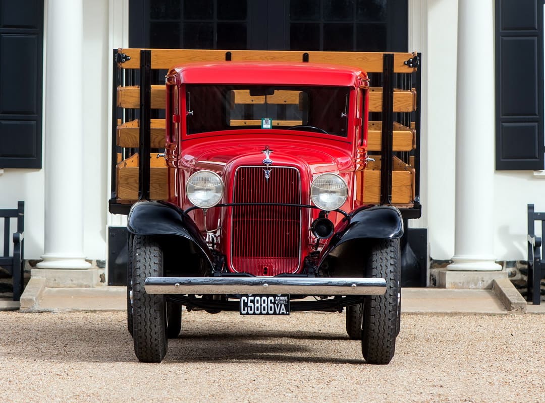 Ретро грузовик Ford Model BB Stake Bed Body '1934 вид спереди