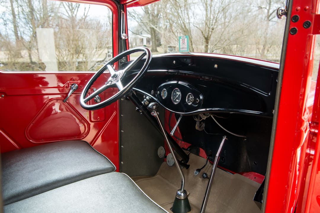 Интерьер кабины старинного грузовика Ford Model BB Stake Bed Body '1934