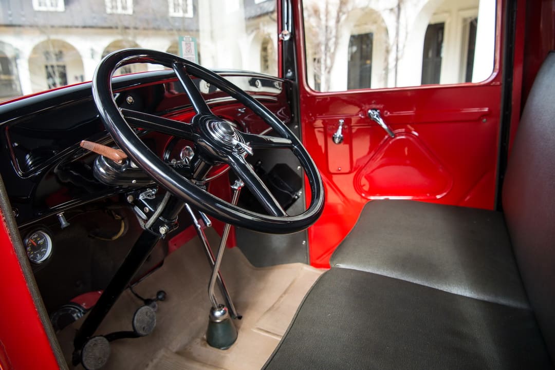 Интерьер кабины ретро грузовика Ford Model BB Stake Bed Body '1934