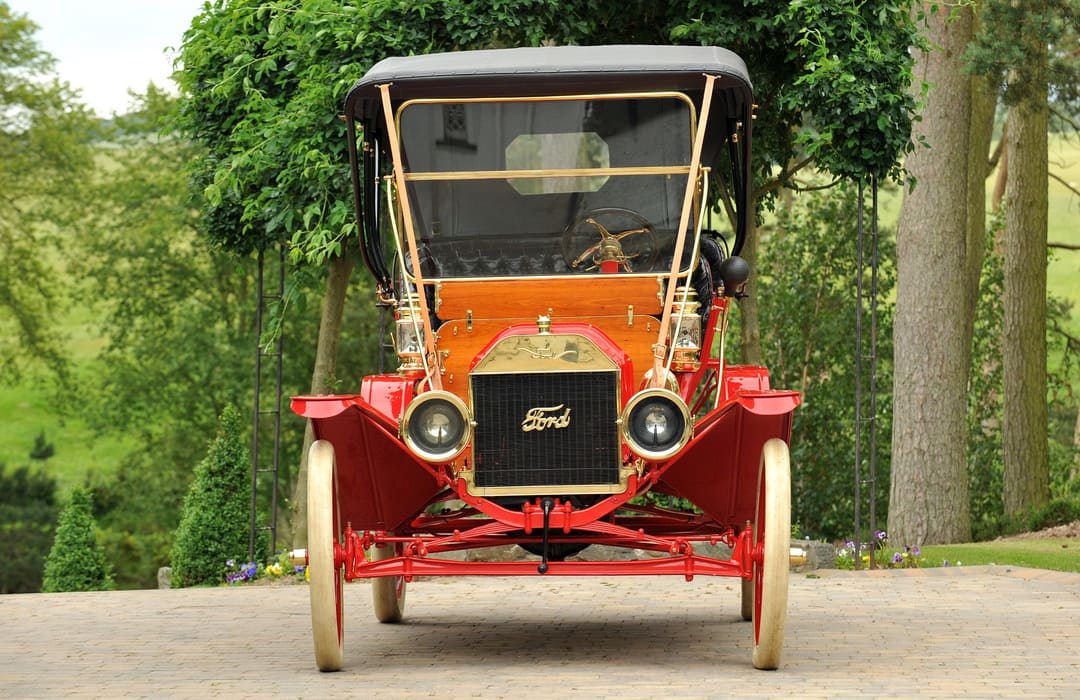 Старинный автомобиль Ford Model T Tourer '1910 вид спереди