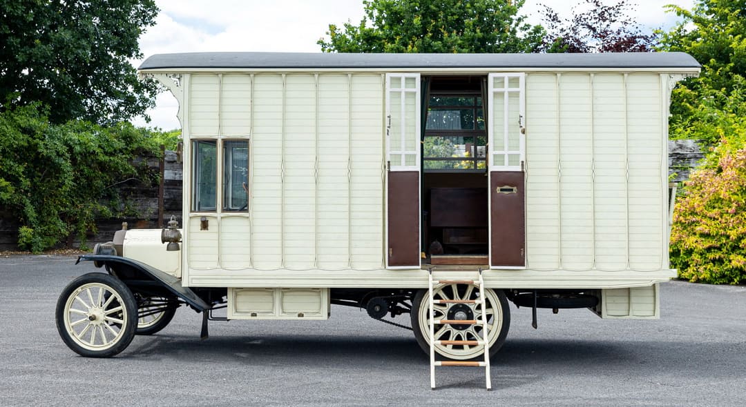 Старинный дом на колесах Ford Model T Motorhome '1914 вид сбоку