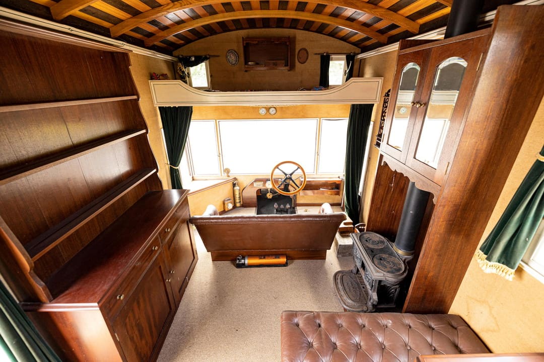 Интерьер старинного дома на колесах Ford Model T Motorhome '1914