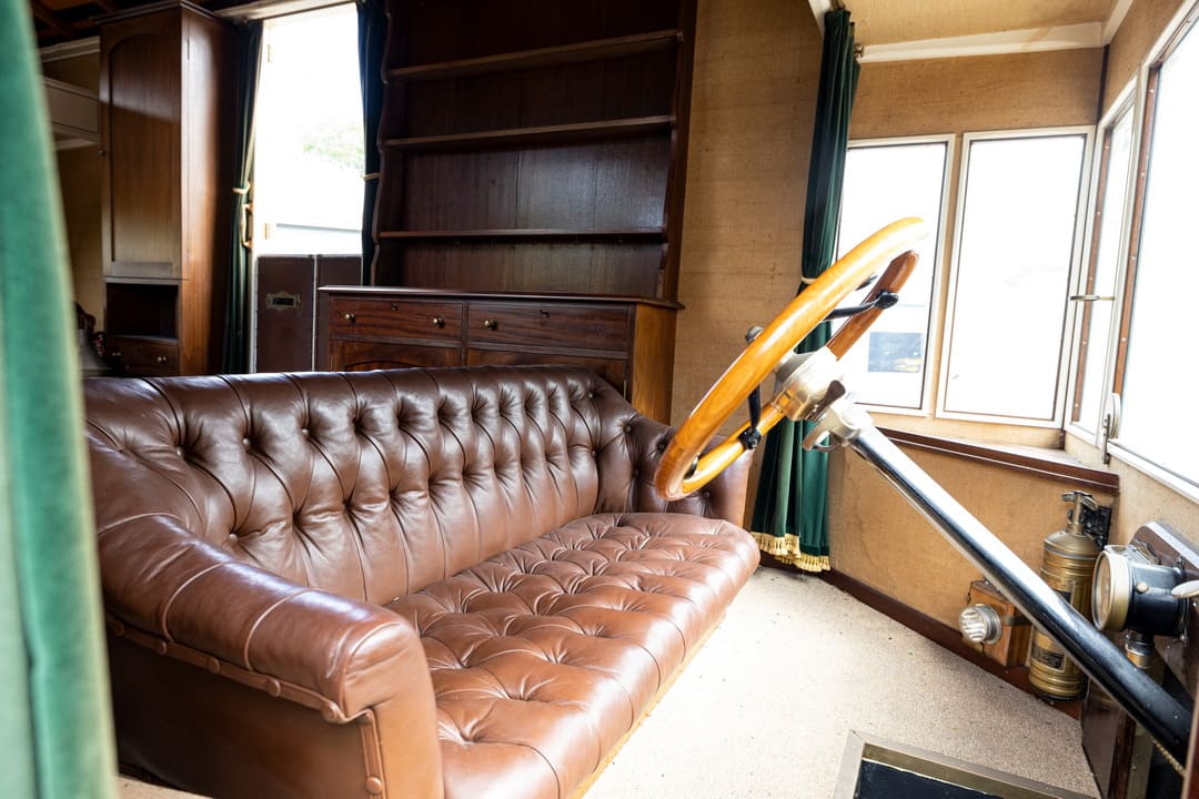 Интерьер старинного автомобиля Ford Model T Motorhome '1914 место водителя