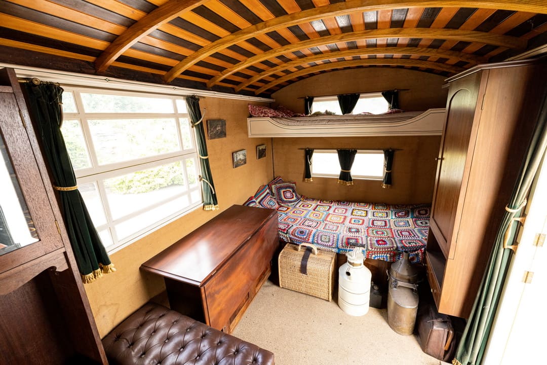 Интерьер старинного дома на колесах Ford Model T Motorhome '1914