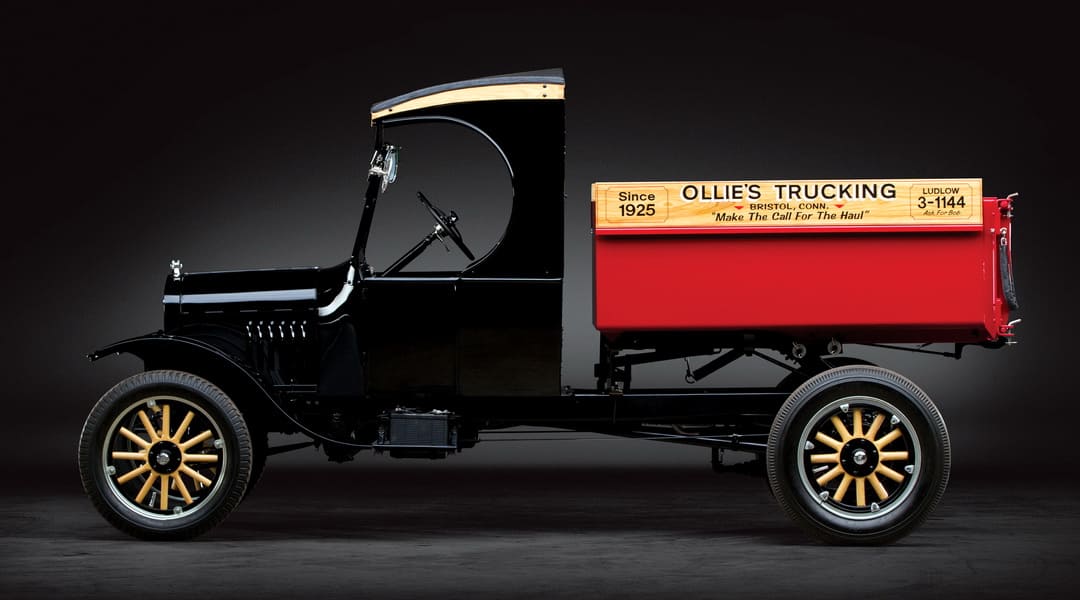 Старинный грузовик Ford Model TT C-Cab Dump Truck '1925 вид сбоку