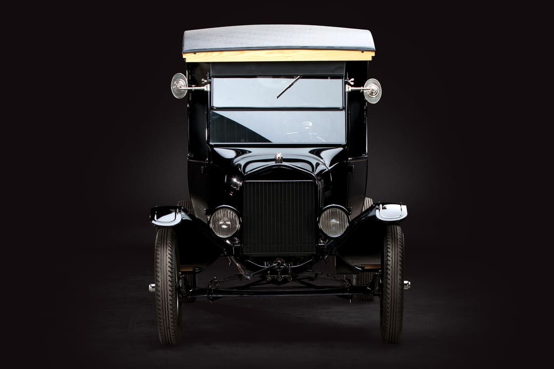 Старинный грузовик Ford Model TT C-Cab Dump Truck '1925 вид спереди