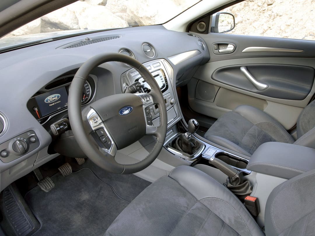 Интерьер салона автомобиля Ford Mondeo Hatchback '2007-10