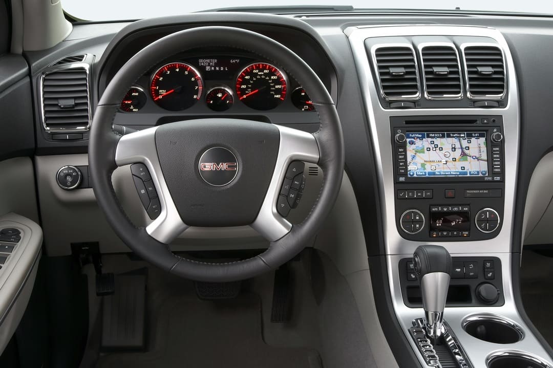 Мультимедийная система в салоне автомобиля GMC Acadia '2006–12
