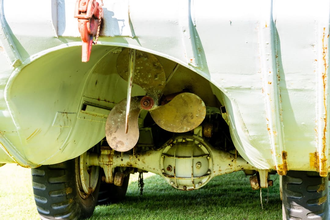 Винт сзади автомобиля GMC DUKW 353 Amphibious Utility '1941-45
