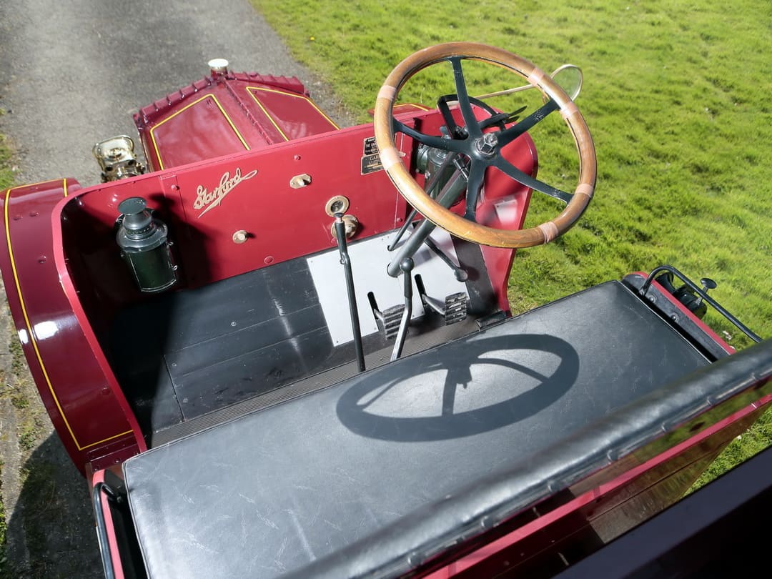 Место водителя в старинном грузовике Garford 25 Truck '1919