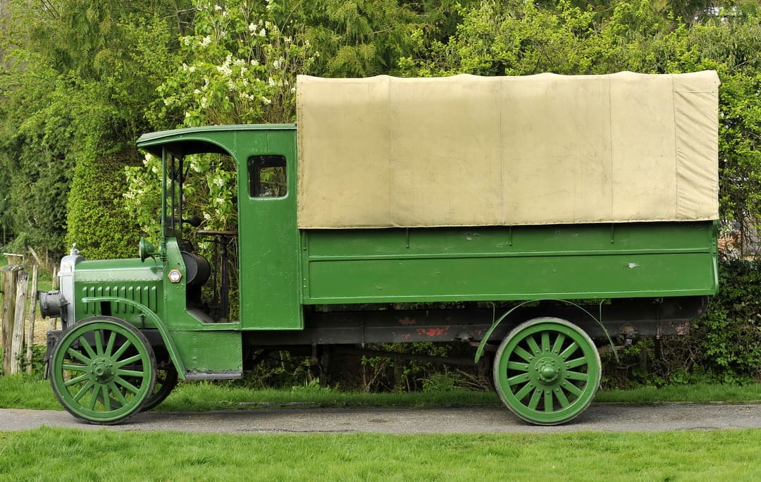 Старинный грузовик Garner Model 15 Van '1917 вид сбоку