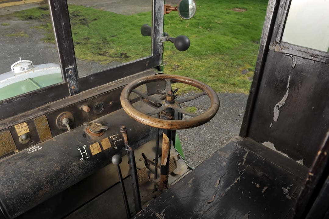 Интерьер кабины старинного грузовика Garner Model 15 Van '1917