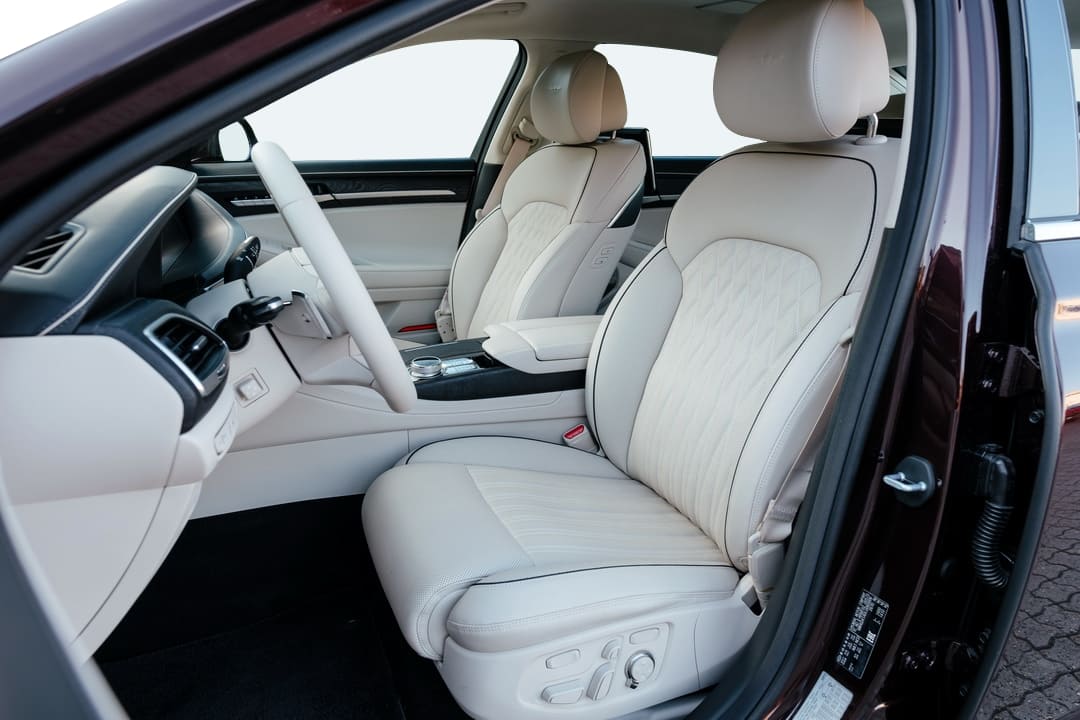 Интерьер салона автомобиля Genesis G90 '2020–21 - передний ряд сидений