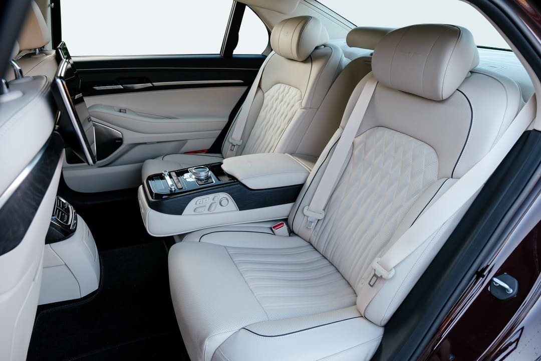 Интерьер салона автомобиля Genesis G90 '2020–21 - задний ряд сидений