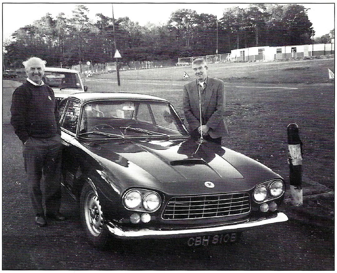 Старинная фотография автомобиля Gordon-Keeble GT '1964-67 вместе со своими создателями