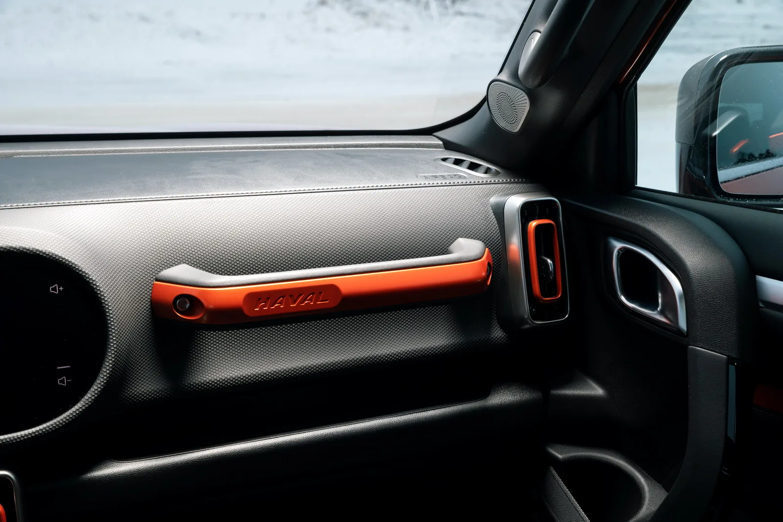 Держатель для пассажира в салоне кроссовера Haval Dargo X 2023