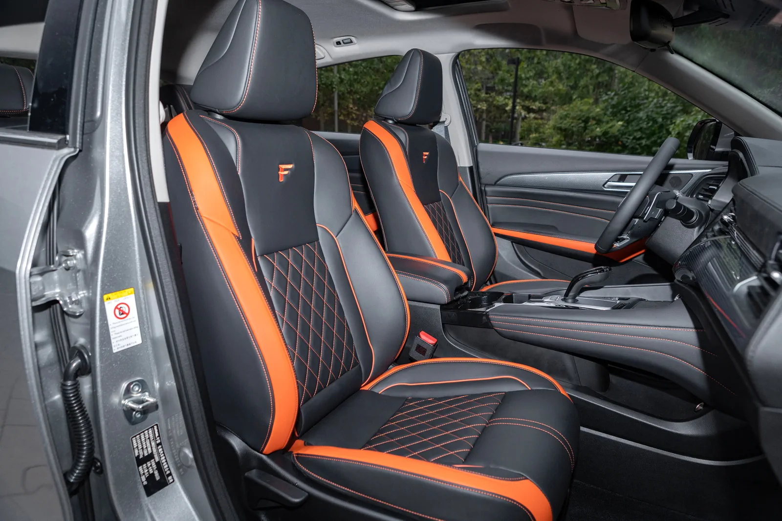 Передний ряд сидений в кроссовере Haval F7x 2019