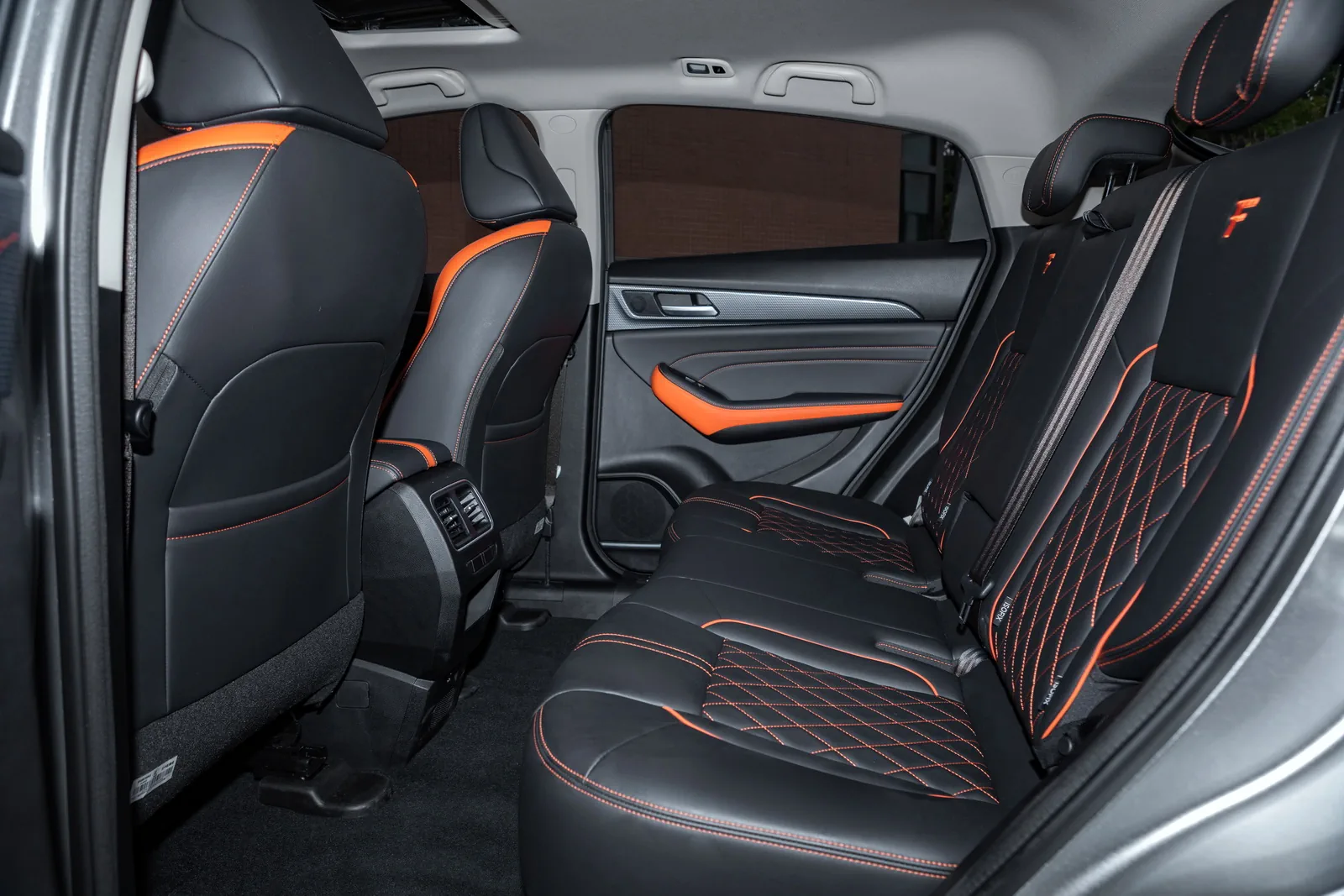 Второй ряд сидений в салоне автомобиля Haval F7x 2019