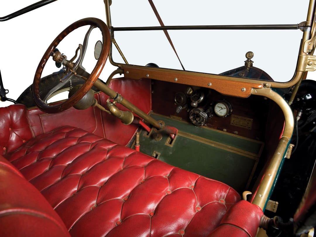 Интерьер старинного автомобиля Herreshoff Model 30 Runabout '1913