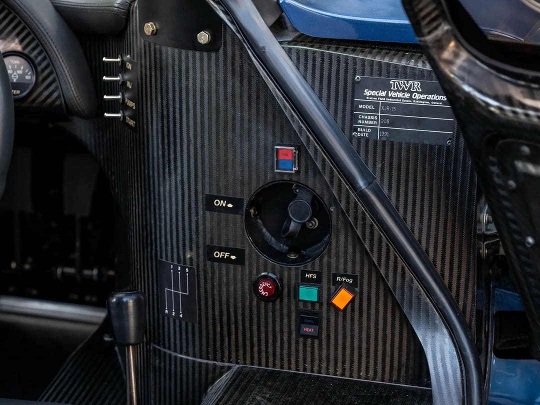 Приборы для управления функционалом автомобиля Jaguar XJR-15 '1990–93