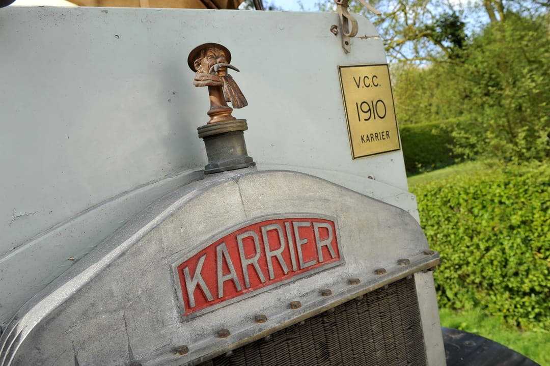 Логотип и маскот на капоте грузовика Karrier A60 Flatbed Lorry '1910 года