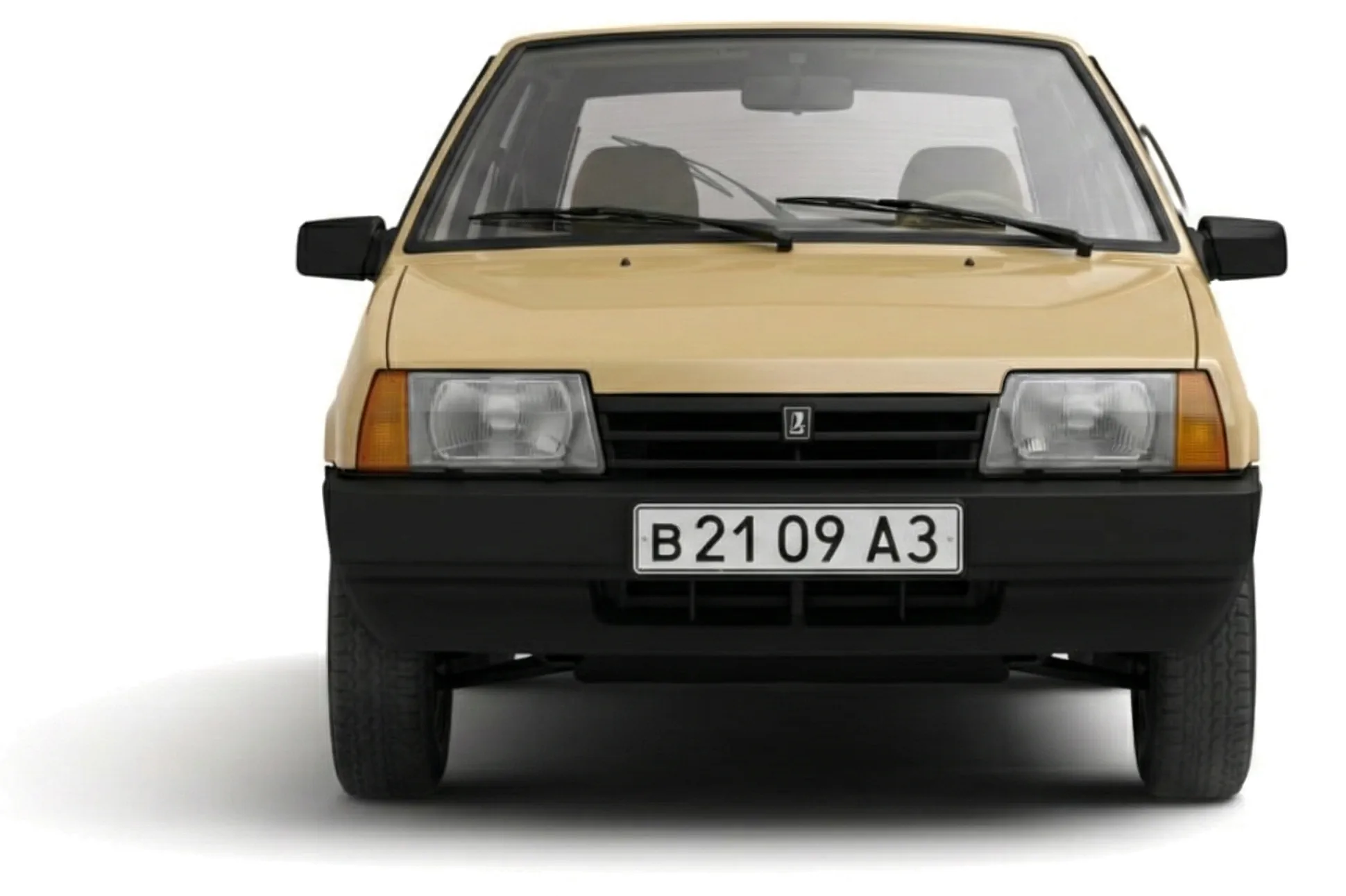 ВАЗ-2109 '1986–2004 на белом фоне, вид спереди