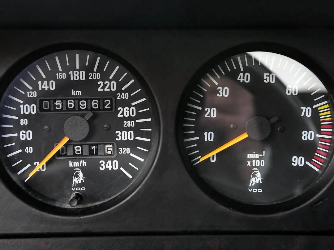 Приборная панель спорткара Lamborghini Diablo '1990–93