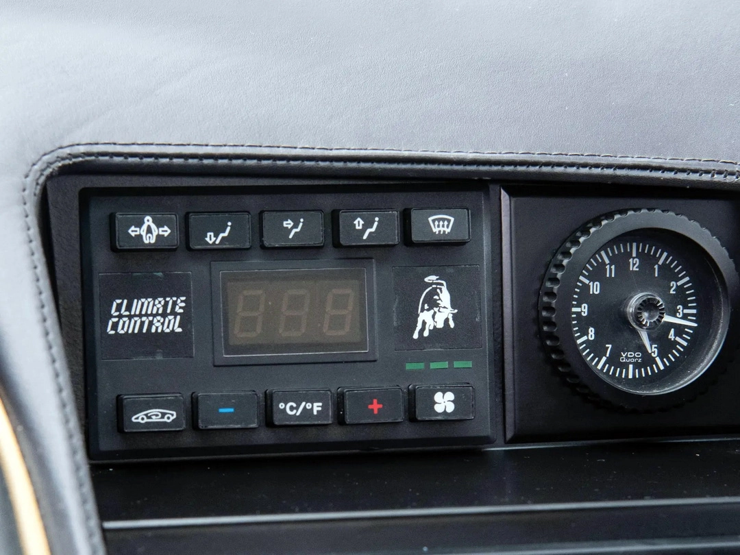 Управление климатом в салоне спорткара Lamborghini Diablo '1990–93