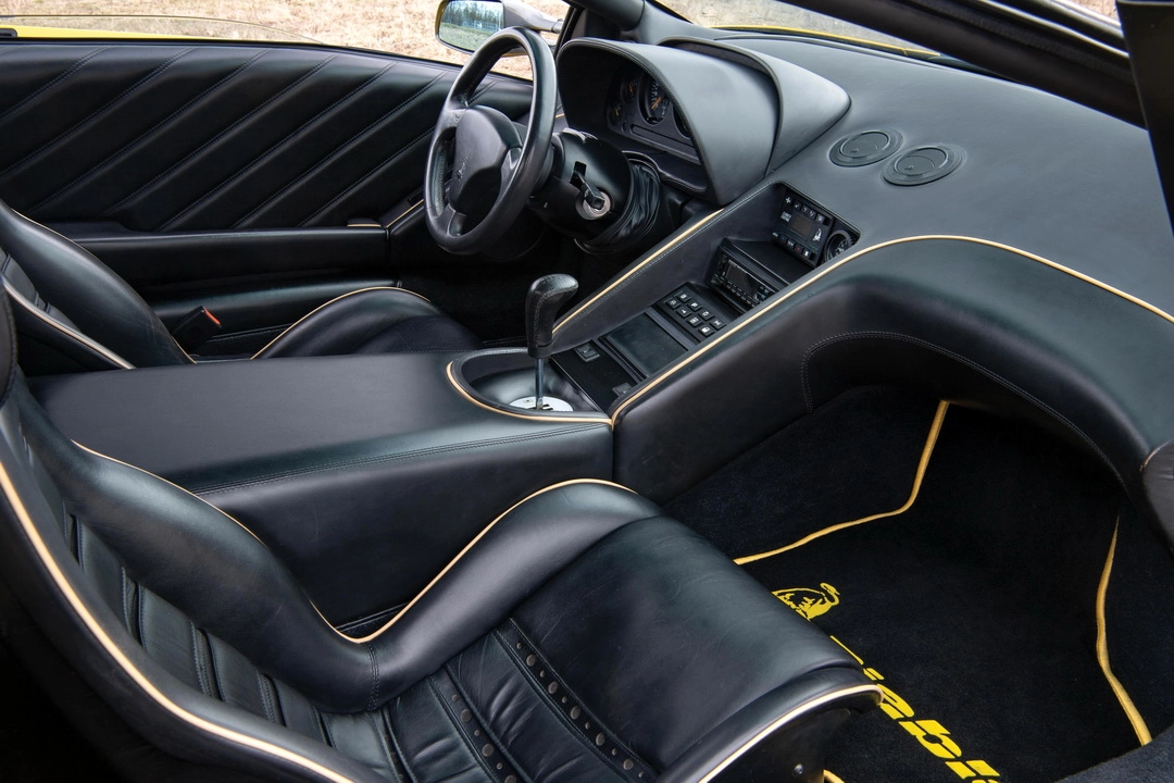 Интерьер салона автомобиля Lamborghini Diablo '1990–93