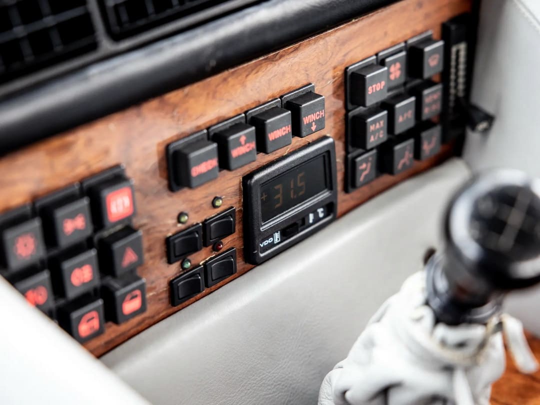 Приборная панель автомобиля Lamborghini LM002 '1986–92