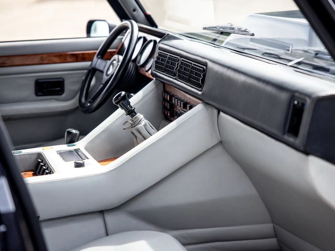 Интерьер внедорожника Lamborghini LM002 '1986–92