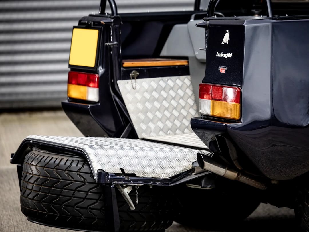 Багажник автомобиля Lamborghini LM002 '1986–92