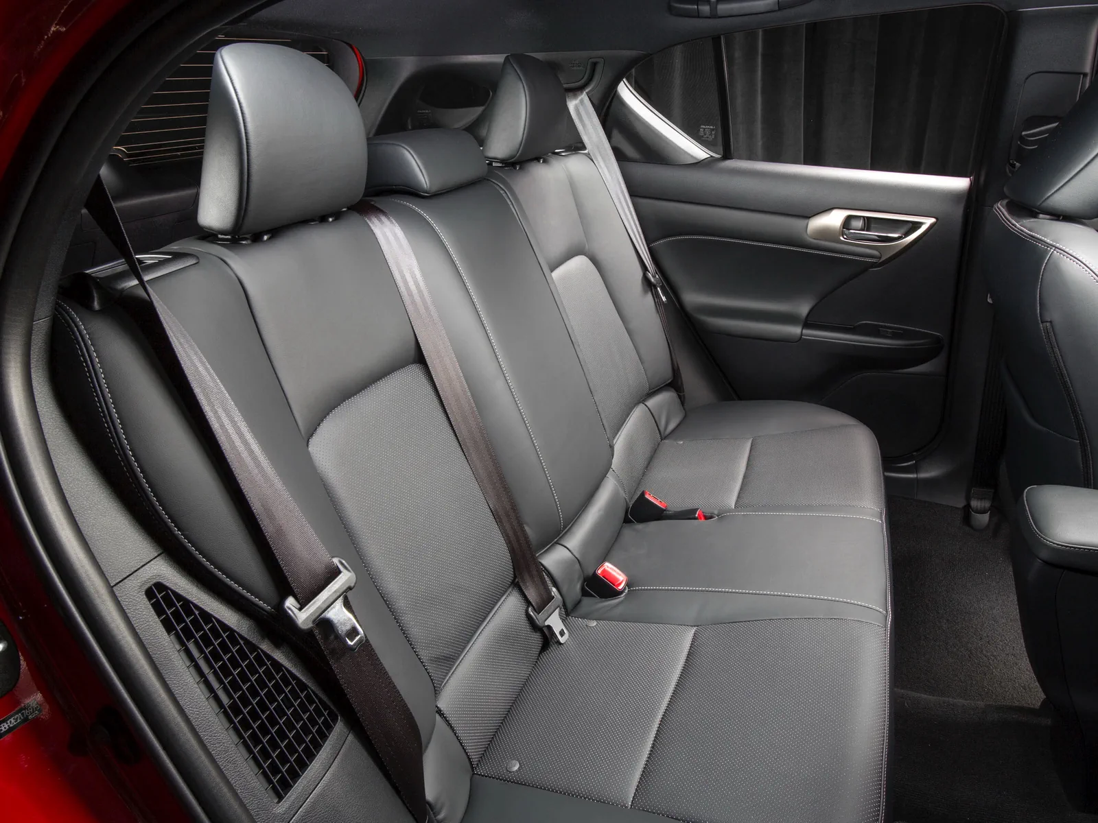 Задний ряд сидений в салоне Lexus CT 200h '2014–17