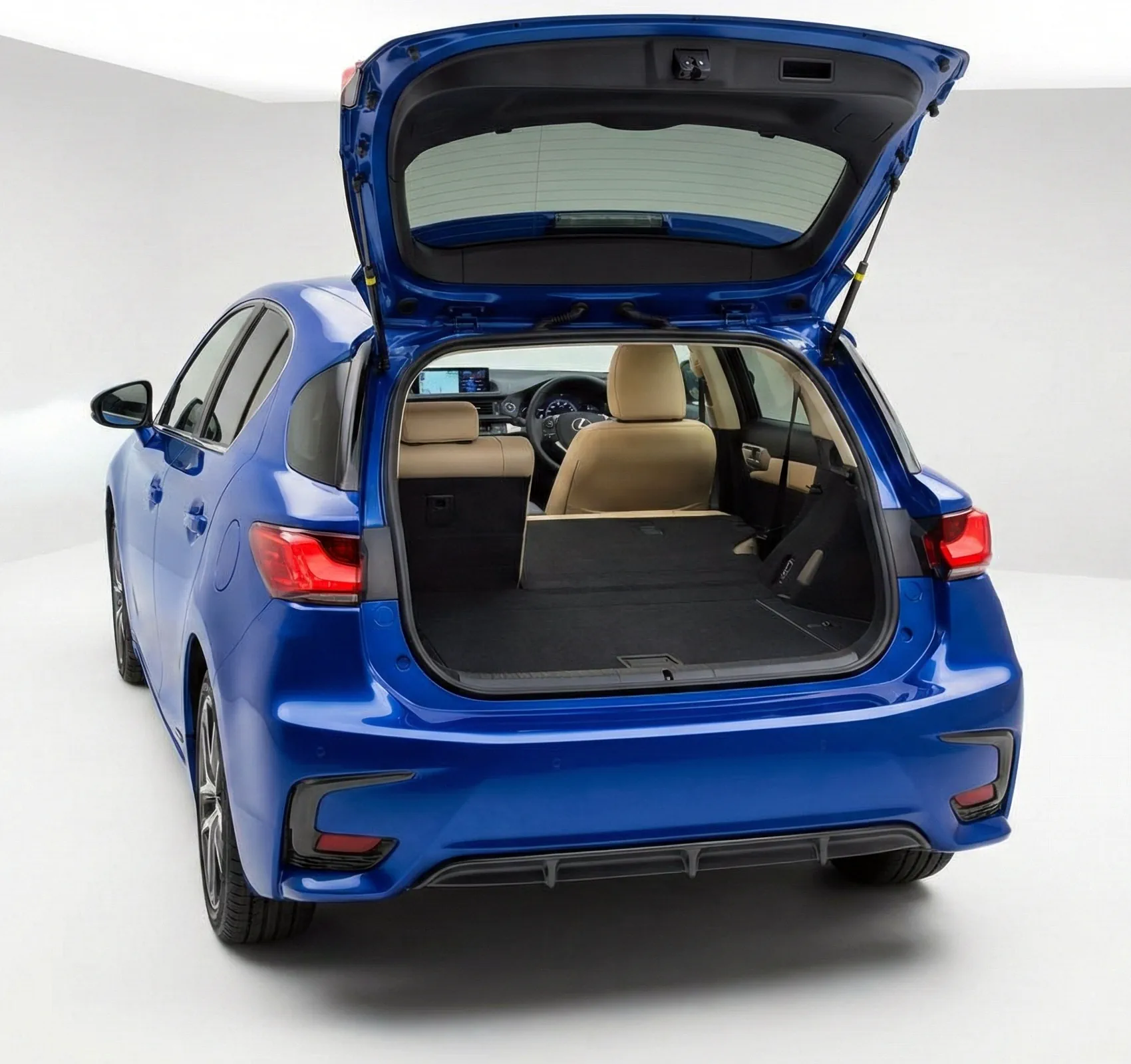 Lexus CT 200h '2017–22 с открытой багажной дверью на белом фоне