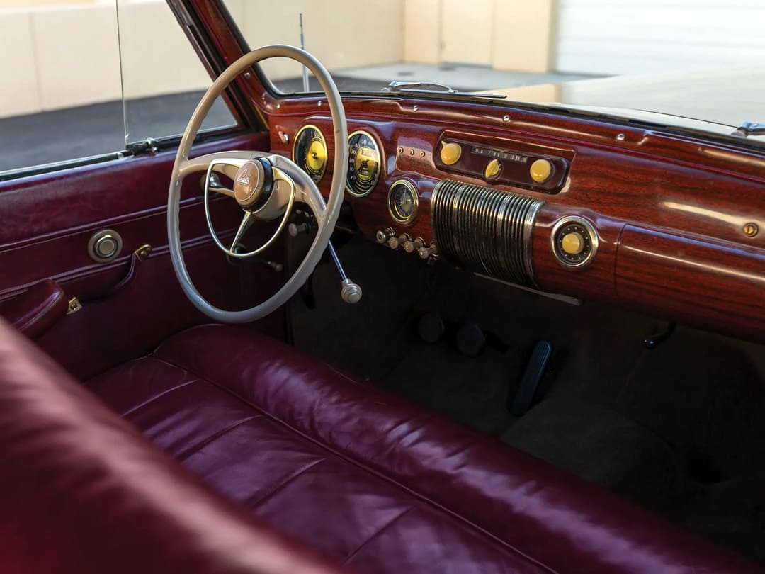 Интерьер автомобиля Lincoln Continental Club Coupe '1941 года, передний ряд сидений