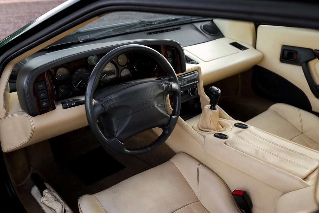Интерьер спорткара Lotus Esprit S4s '1995–96