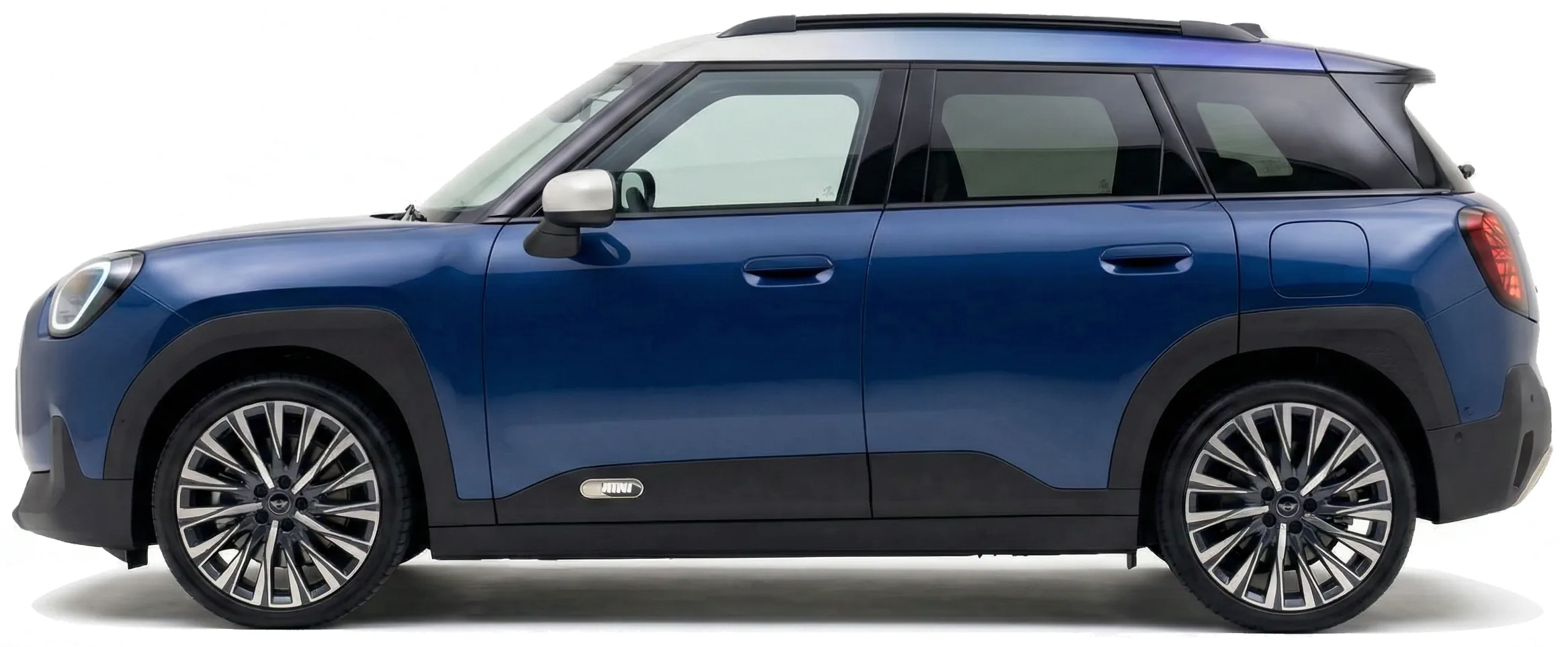 Автомобиль MINI Aceman SE (J05) '2024, вид сбоку на белом фоне